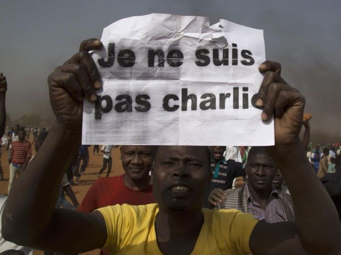 A man holds a sign during a protest against Niger President Mahamadou Issoufou's attendance last week at a Paris rally in support of French satirical weekly Charlie Hebdo, which featured a cartoon of the Prophet Mohammad as the cover of its first edition since an attack by Islamist gunmen, in Niamey January 17, 2015. The sign reads as "I am not Charlie". REUTERS/Tagaza Djibo (NIGER - Tags: RELIGION CIVIL UNREST POLITICS)