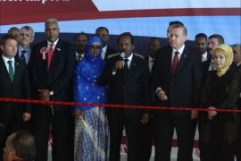 يفتتح الرئيسان الصومالي والتركي ترمنالا جديدا لمطار مقديشو الدولي 25 يناير 2015 (الجزيرة نت).