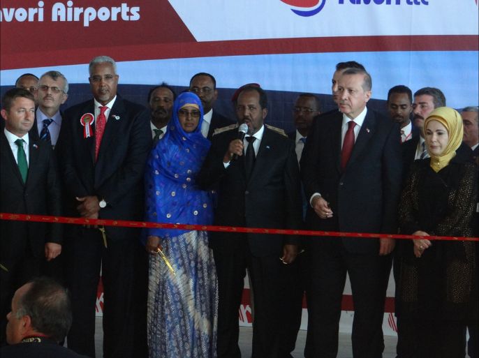يفتتح الرئيسان الصومالي والتركي ترمنالا جديدا لمطار مقديشو الدولي 25 يناير 2015 (الجزيرة نت).