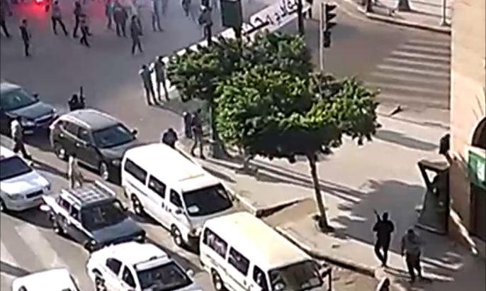 الجيش المصري يغلق مداخل ميدان التحرير بالأسلاك