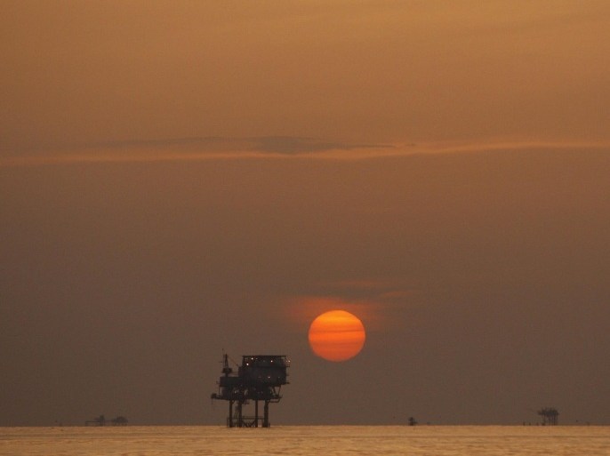 (FILE) A file photo dated 15 July 2010 showing the sun setting over an oil well in the Gulf of Mexico, USA. Reports on 12 January 2015 state the oil price has fallen three per cent to its lowest level since April in 2009. Goldman Sachs has also lowered its three-month forecast of Brent crude oil, from the earlier forecast 80 USD to 42 USD and said it expects the price to stay close to 40 USD for the first six months of 2015.