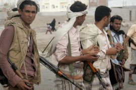 Armed members of the Popular Committee stand on a street in Yemen's southern port city of Aden January 22, 2015. The airport and seaport in Aden resumed work on Thursday, having closed for a day in protest against the Houthi offensive against the administration of the country's President Abd-Rabbu Mansour Hadi. Aden is the main city of Yemen's south, Hadi's home region, where officials denounced what they called a coup against him and shut the air and sea ports of the city. REUTERS/Yaser Hasan (YEMEN - Tags: POLITICS CIVIL UNREST)