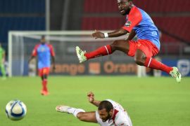 Democratic Republic of the Congo's forward Cedrick Mabwati (R) jumps over Tunisia's midfielder Yassine Chikhaoui during the 2015 African Cup of Nations group B football match between Democratic Republic of the Congo and Tunisia in Bata on January 26, 2015. AFP PHOTO / CARL DE SOUZA