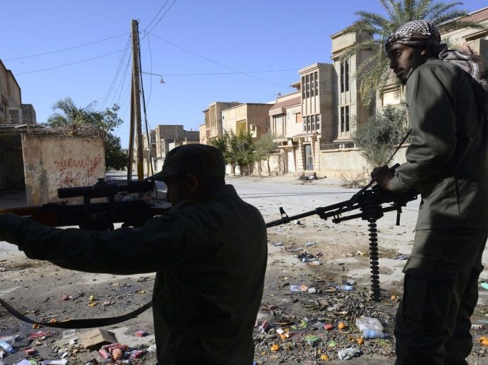 Members of the Libyan pro-government forces, backed by the locals, are seen with weapons during clashes in the streets with the Shura Council of Libyan Revolutionaries, an alliance of former anti-Gaddafi rebels who have joined forces with Islamist group Ansar al-Sharia, in Benghazi January 19, 2015. REUTERS/Esam Omran Al-Fetori (LIBYA - Tags: CIVIL UNREST POLITICS MILITARY)
