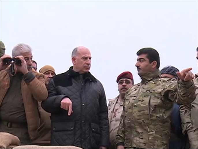 أسامة النجيفي (وسط) أكد من منطقة الكوير أن معركة استعادة الموصل قد اقتربت(الجزيرة)