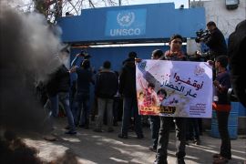 متظاهرين غاضبين من أصحاب البيوت المدمرة وهم يهاجمون مقر الأمم المتحدة في مدينة غزة اليوم الأربعاء 28-1-2015