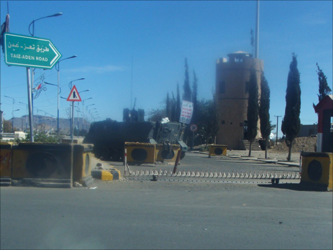 مدرعة تحمل شعار الحوثيين أمام مدخلدار الرئاسة بميدان السبعين بصنعاء (الجزيرة)