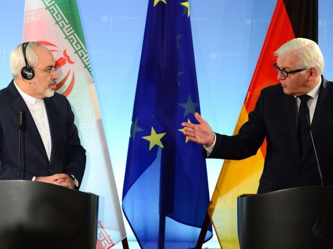 5807 - Berlin, Berlin, GERMANY : German foreign minister Frank-Walter Steinmeier (R) welcomes his Iranian counterpart Mohammad Javad Zarif on January 15, 2015 in Berlin. AFP PHOTO / JOHN MACDOUGALL