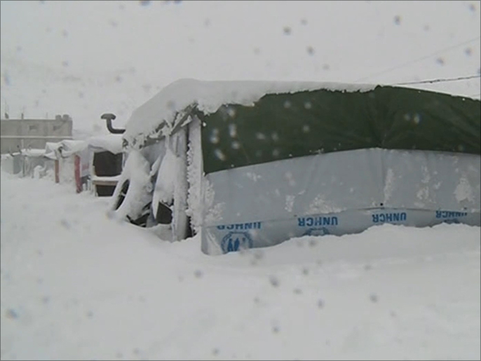 ‪العاصفة الثلجية غمرت خيام اللاجئين‬ العاصفة الثلجية غمرت خيام اللاجئين (الجزيرة)