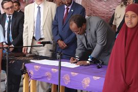 الرئيس الصومالي حسن الشيخ محمود لحظة توقيعه على الاتفاقية الدولية لحقوق الطفل ،مقديشو 20 يماير 2015 (الجزيرة نت).