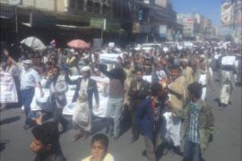 مسيرات في مدينة ذمار جنوب صنعاء رفضا للحوار مع "الانقلابيين الحوثيين"وللمطالبة باستعادة الدولة منهم(خاص) للجزيرة