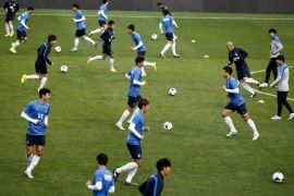 South Korean national soccer team players warm up during their team's training session at the Sangam World Cup stadium in Seoul, South Korea, 13 October 2014. South Korea will face Costa Rica in their friendly soccer match in Seoul on 14 October 2014.