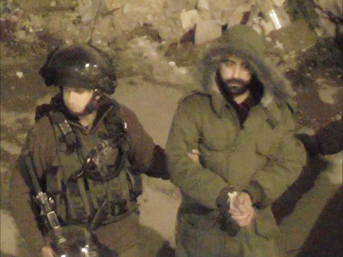قوات إسرائيلية خلال حملة الاعتقالات في بلدة بيت أمر شمال (من تصوير الناطق باسم اللجنة الشعبية مصدر الخبر)