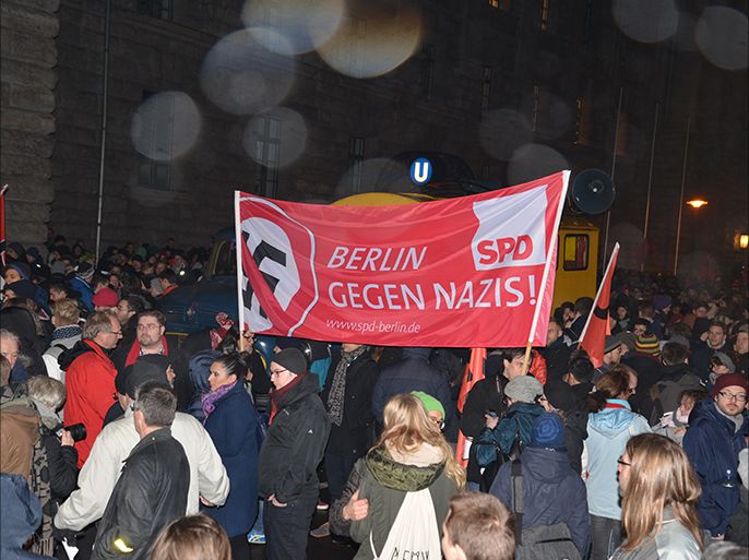 أكثر من 4000 شخص تظاهروا ببرلين ضد انصار حركة برلينيون ضد أسمة الغرب المسماة بريغيدا. الجزيرة نت