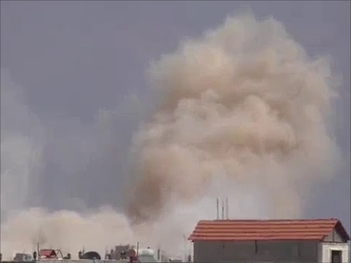 ‪سقوط برميل متفجر على إحدى بلدات درعا‬ (ناشطون)