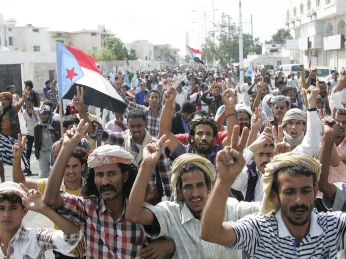 Supporters of the separatist Southern Movement demonstrate to demand the separation of the south Yemen, in the country's southern port city of Aden January 23, 2015. The airport and seaport in Aden resumed work on Thursday, having closed for a day in protest at the Houthi offensive against the administration of the country's president Abd-Rabbu Mansour Hadi. Hadi resigned in exasperation at a Houthi rebel takeover of the country, a move that appeared to catch the Iran-backed group off balance. Aden is the main city of Yemen's south, Hadi's home region, where officials denounced what they called a coup against him, and shut the air and sea ports of the city. REUTERS/Yaser Hasan (YEMEN - Tags: CIVIL UNREST POLITICS)