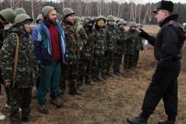 A Ukrainian interim forces officer (R) talks to recruits during their exercises not far from Kiev on March 17, 2014. Ukraine's parliament on March 17 approved the partial mobilisation of troops to counter 'Russian interference' on its soil, a day after Crimea voted to secede from Kiev and join Russia. Ahead of March 16 referendum, Kiev had called last week for the initial mobilisation of reservists and approved the creation of a new National Guard of 60,000 volunteers, as Russian forces encircled Ukrainian military bases in Crimea. AFP PHOTO / ANATOLII STEPANOV