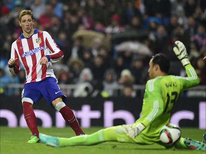 Atletico Madrid's forward Fernando Torres (L) scores during the Spanish Copa del Rey (King's Cup) round of 16 second leg football match Real Madrid CF vs Club Atletico de Madrid at the Santiago Bernabeu stadium in Madrid on January 15, 2015. AFP