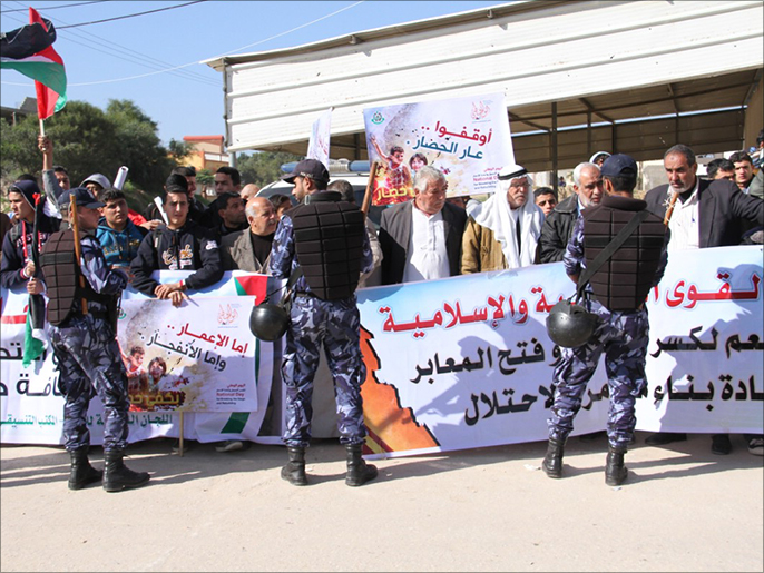 ‪متظاهرون بغزة يطالبون حكومة التوافق‬ (الجزيرة نت)