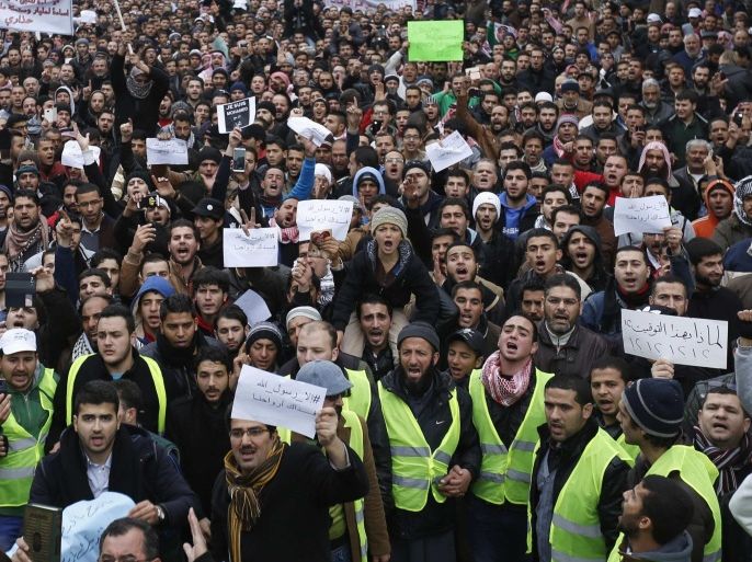 Protesters from the Islamic Action Front and others chant slogans during a protest against satirical French weekly newspaper Charlie Hebdo, which featured a cartoon of the Prophet Mohammad as the cover of its first edition since an attack by Islamist gunmen, after the Friday prayer in Amman January 16, 2015. REUTERS/Muhammad Hamed (JORDAN - Tags: POLITICS RELIGION MEDIA CIVIL UNREST)
