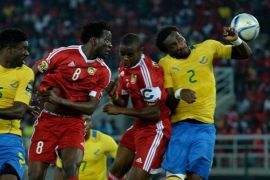 Congo's midfielder Delvin Ndinga (2ndL) heads the ball next to Gabon's defender Bruno Ecuele during the 2015 African Cup of Nations group A football match between Gabon and Congo in Bata on January 21, 2015. AFP PHOTO / KHALED DESOUKI