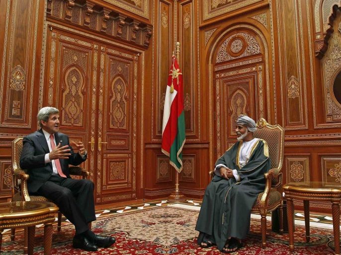 U.S. Secretary of State John Kerry (L) meets with Oman's Sultan Qaboos bin Said at Bait Al Baraka in Muscat, May 21, 2013. Kerry's visit is the first stop on a week-long trip that will take him to Amman for talks on bringing Syria's warring parties to a peace conference and to Jerusalem and Ramallah to discuss reviving Israeli-Palestinian peace negotiations. REUTERS/Jim Young (OMAN - Tags: POLITICS)