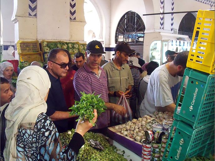 غلاء الأسعار يرهق كاهل المواطنين في تونس (يناير/كانون الثاني 2015 في العاصمة تونس)