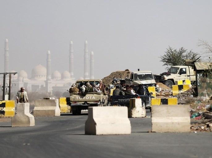 Houthi fighters ride trucks at the entrance of a Presidential Guards barracks, which they took over on a mountain overlooking the Presidential Palace in Sanaa January 20, 2015. Houthi fighters entered Yemen's presidential palace after a brief clash with the compound's security guards, witnesses and security sources told Reuters, a day after some of the worst battles in the capital in years. REUTERS/Khaled Abdullah (YEMEN - Tags: POLITICS CIVIL UNREST MILITARY)