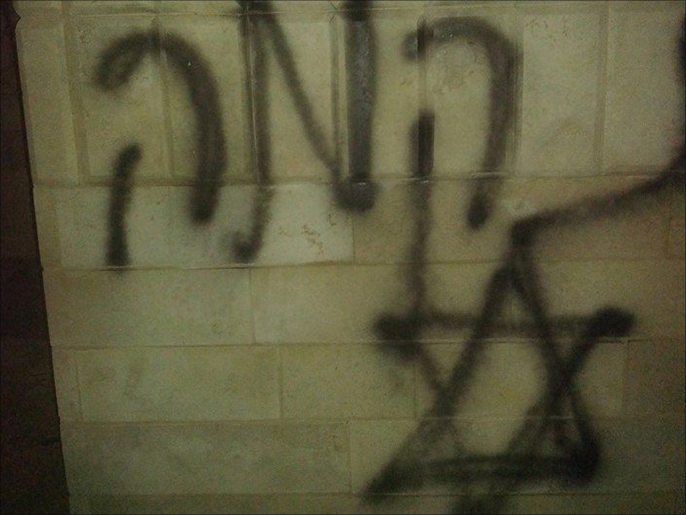 ‪المستوطنون كتبوا شعارات عنصرية على جدران المسجد‬ المستوطنون كتبوا شعارات عنصرية على جدران المسجد (مواقع التواصل الاجتماعي)