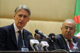 British foreign minister Philip Hammond and Algerian foreign minister Ramtane Lamamra (R) give a joint press conference after a meeting on February 19, 2015 in Algiers. Hammond said there is a "convergence of views" between the two countries on the conflict in Libya. AFP PHOTO / FAROUK BATICHE
