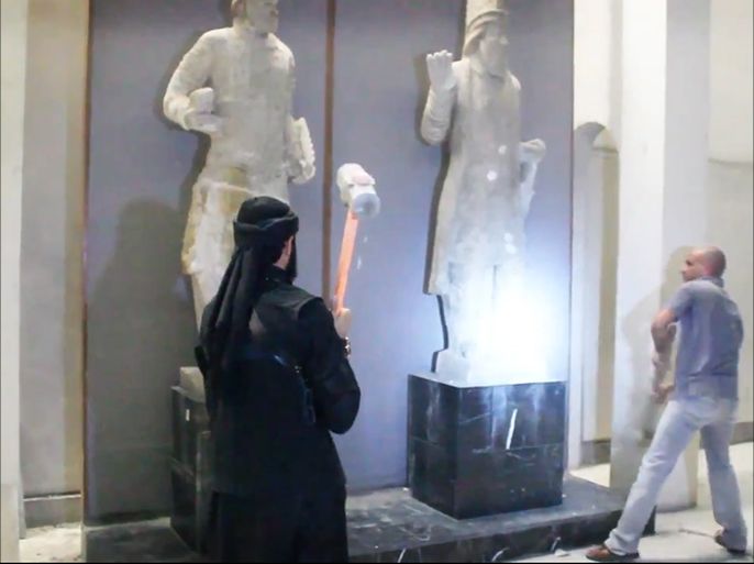 تنظيم الدولة يحطم الآثار بمتحف نينوى