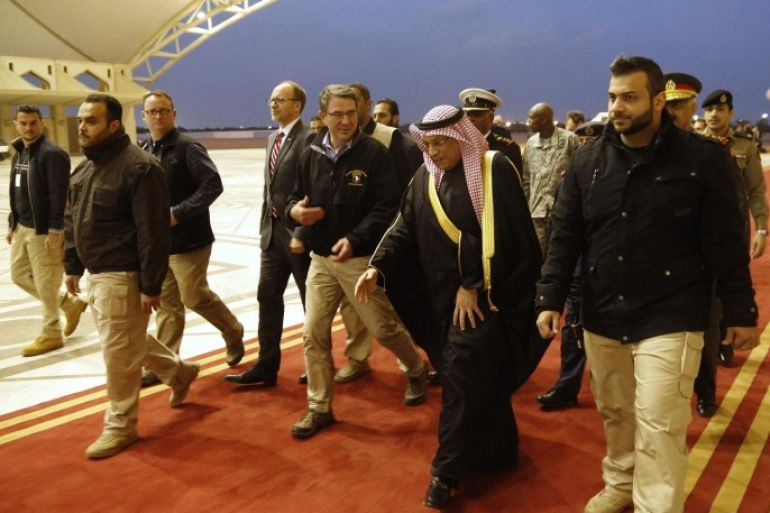 U.S. Secretary of Defense Ash Carter (center L) is greeted by Kuwait's Defense Minister Sheikh Khalid al-Jarrah al-Sabah (center R) as Carter arrives at Kuwait City International Airport February 22, 2015. REUTERS/Jonathan Ernst (KUWAIT - Tags: POLITICS MILITARY)
