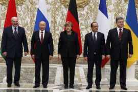 Belarus' President Alexander Lukashenko (L), Russia's President Vladimir Putin (2nd L), Ukraine's President Petro Poroshenko (R), Germany's Chancellor Angela Merkel (C) and France's President Francois Hollande pose for a family photo during peace talks in Minsk, February 11, 2015. The four leaders meeting on Wednesday for peace talks in Belarus on the Ukraine crisis are planning to sign a joint declaration supporting Ukraine's territorial integrity and sovereignty, a Ukrainian delegation source said. REUTERS/Grigory Dukor (BELARUS - Tags: POLITICS CIVIL UNREST CONFLICT)
