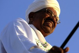 Sudanese President Omar Hassan al-Bashir waves to the crowd during a rally with Sufi supporters in Hajj Yusuf at Khartoum district December 27, 2014. Sudan defended on Friday its decision to expel two senior UNDP officials and urged the world body to respect Sudanese sovereignty, worsening tensions with the United Nations. REUTERS/Mohamed Nureldin Abdallah (SUDAN - Tags: POLITICS)