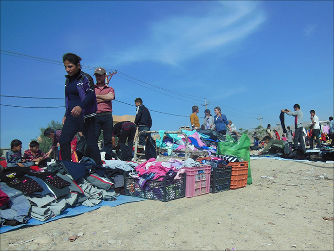 ‪عراقيون يبيعون الملابس المستعملة‬ (الجزيرة)