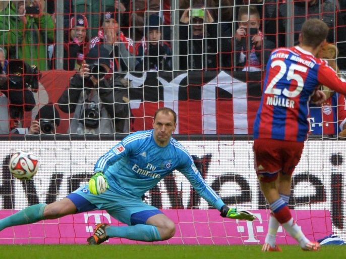 Munich's Thomas Mueller (R) scores the 1-0 by penalty at the German Bundesliga soccer match between FC Bayern Munich and Hamburger SV at the Allianz Arena in Munich, Germany, 14 February 2015. (EMBARGO CONDITIONS - ATTENTION - Due to the accreditation guidelines, the DFL only permits the publication and utilisation of up to 15 pictures per match on the internet and in online media during the match)