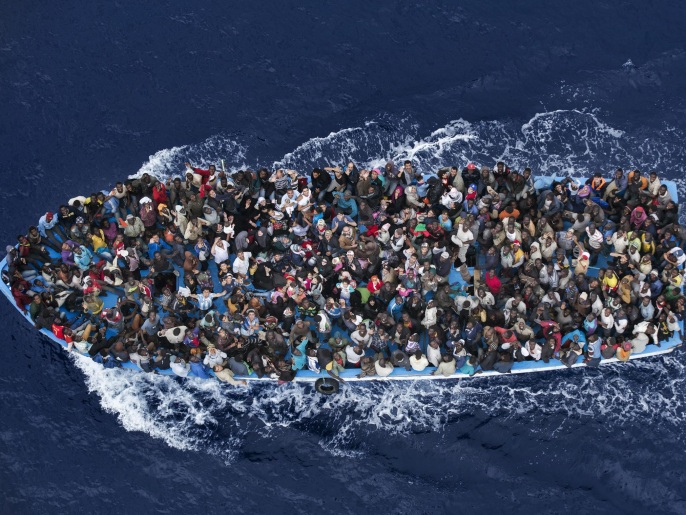 ‪سفينة تعج بالمهاجرين غير النظامين قبالة سواحل إيطاليا‬ (أسوشيتد برس/أرشيف)