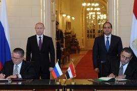 Russian President Vladimir Putin (back- L) and Egyptian President Abdel Fattah al-Sisi (back-R) look on as Russian Minister of Economic Development Alexei Ulyukayev (front-L) and Egyptian Investment Minister Ashraf Salman (front-R) sign documents in Cairo, Egypt, 10 February 2015. Egypt and Russia signed deals on investments and nuclear energy on the second and final day of President Vladimir Putin's visit to Cairo. Putin and his host, Egyptian President Abdel-Fattah al-Sisi, looked on as ministers signed the agreements, under which Russia is to help Egypt build a nuclear power station. EPA/MIKHAIL KLIMENTYEV / RIA NOVOSTI / KREMLIN POOL MANDATORY CREDIT