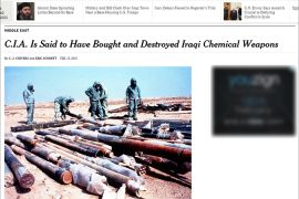 صورة أرشيفية لمفتشي أسلحة كيميائية دوليون يفحصون صواريخ عراقية قديمة مزودة بغاز الأعصاب. المصدر: نيويورك تايمز