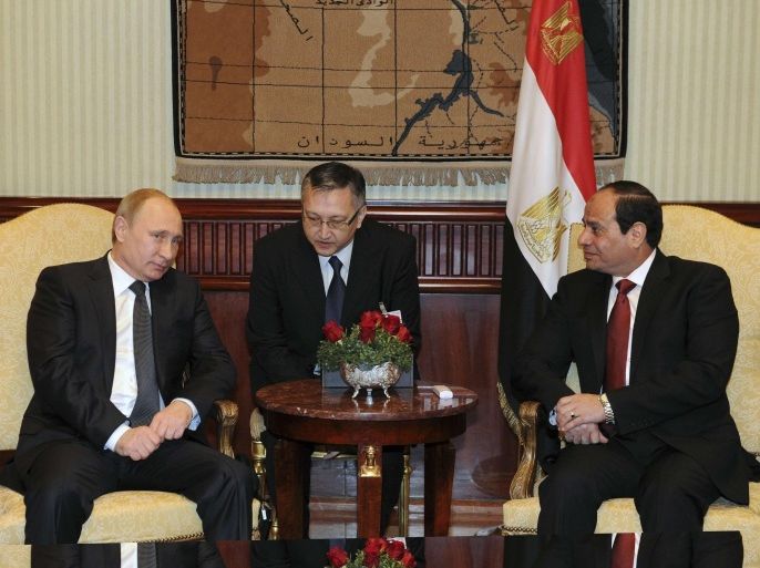 Russia's President Vladimir Putin (L) and Egypt's President Abdel Fattah al-Sisi (R) attend a meeting at Cairo International Airport February 9, 2015. Putin arrived on Monday on his first visit to Egypt in ten years. REUTERS/Mikhail Klimentyev/RIA Novosti/Kremlin (EGYPT - Tags: POLITICS) ATTENTION EDITORS - THIS IMAGE HAS BEEN SUPPLIED BY A THIRD PARTY. IT IS DISTRIBUTED, EXACTLY AS RECEIVED BY REUTERS, AS A SERVICE TO CLIENTS