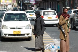 Members of the Shiite Huthi movement man a checkpoint near the presidential palace in the capital, Sanaa, on January 21, 2015 after they seized control of Yemen's presidential palace and attacked President Abdrabuh Mansur Hadi's residence the previous day in what officials said was a bid to overthrow the government, drawing condemnation from the UN Security Council. The Huthis have abducted Hadi's chief of staff, Ahmed Awad bin Mubarak, a southerner, and have encircled the residence of Prime Minister Khalid Bahah since January 19, in a push to extract changes to a draft constitution opposed by the militia. AFP PHOTO / MOHAMMED HUWAIS