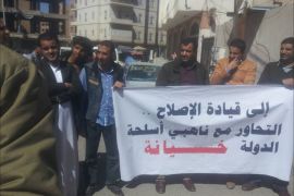 أعضاء من حزب التجمع اليمني للإصلاح يتظاهرون أمام مقر الحزب الرئيسي بصنعاء رفضا للحوار مع الحوثيين(صور خاصة بالجزيرة).