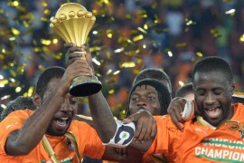 Ivory Coast's midfielder Yaya Toure (R) holds the trophy at the end of the 2015 African Cup of Nations final football match between Ivory Coast and Ghana in Bata on February 8, 2015. Ivory Coast won 9 to 8 on penalties. AFP PHOTO / KHALED DESOUKI