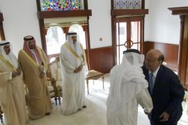 Yemen's President Abd-Rabbu Mansour Hadi (R) shakes hands with a Gulf Cooperation Council (GCC) delegate as the GCC Secretary-General Abdulatif al-Zayani (3rd L) looks ahead of talks at the Republian Palace in the southern Yemeni port city of Aden February 25, 2015. REUTERS/Stringer (YEMEN - Tags: POLITICS CIVIL UNREST)
