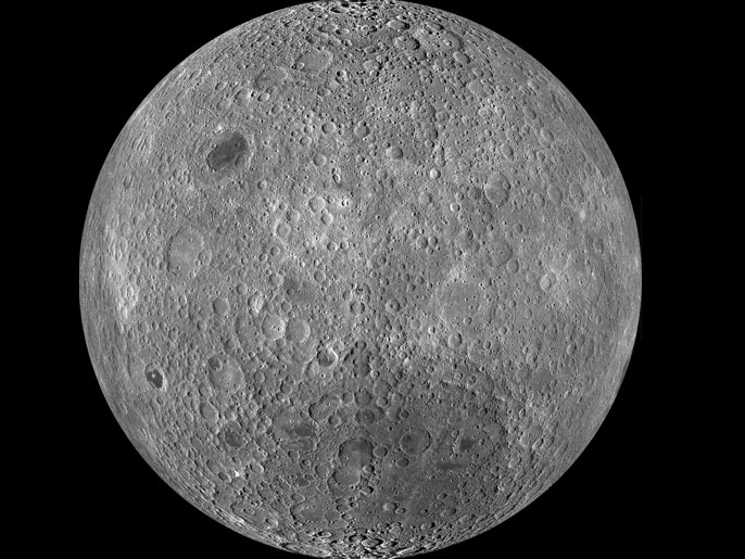 ‪صورة للجانب البعيد من القمر وتبدو خالية من البقع السود المعتادة‬ (ناسا)