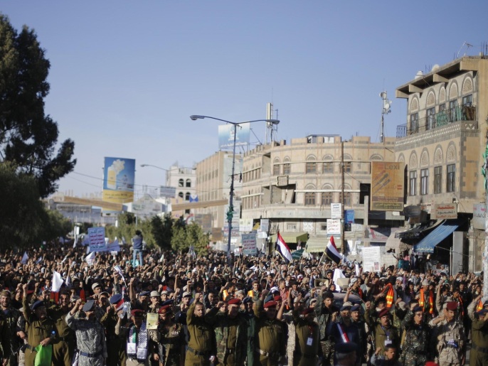 ‪أفراد من الجيش والشرطة شاركوا أمس بمظاهرة مؤيدة للحوثيين بصنعاء‬ (رويترز)