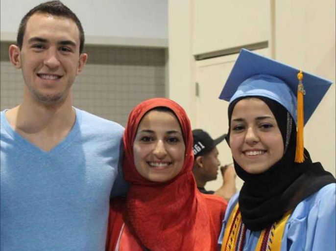 متطرف أميركي يقتل ثلاثة طلاب مسلمين في مسكنهم بنورث كارولاينا.