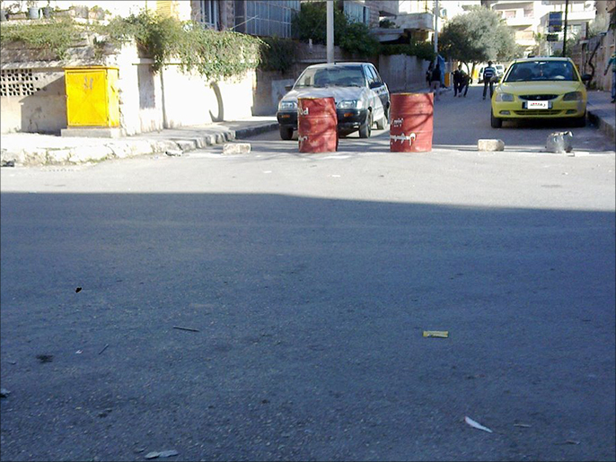 نقطة تفتيش للنظام داخل مدينة حماة (الجزيرة)