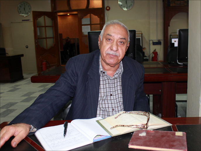‪سلمان أحمد يرى في المكتبة مخزنا لذكريات سنينه السبعين‬ (الجزيرة)