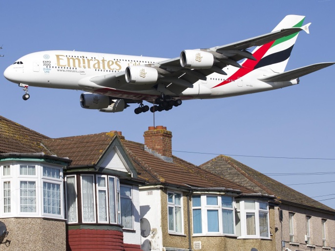 ‪طائرة تابعة لطيران الإمارات تستعد للهبوط في مطار هيثرو غرب لندن‬ (الفرنسية/غيتي)